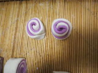 10、紫薯双色卷,切下的两头部分，像不像花朵。