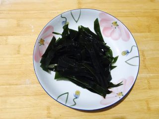 1、妈妈的味道~蚝油酸辣海带双豆,泡好的海带切成丝!