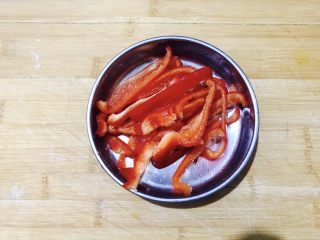 2、妈妈的味道~蚝油酸辣海带双豆,红彩椒也切成丝!