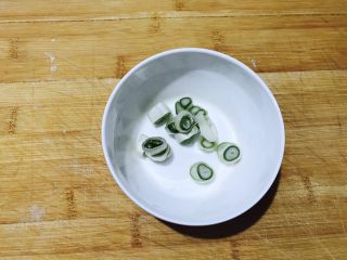 3、妈妈的味道~蚝油酸辣海带双豆,葱切成葱花!