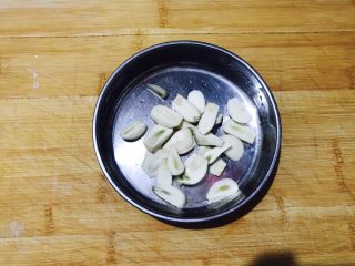 4、妈妈的味道~蚝油酸辣海带双豆,大蒜切成片准备好!