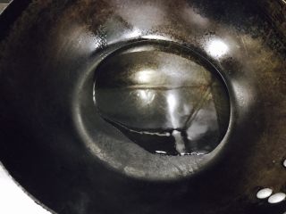 7、妈妈的味道~蚝油酸辣海带双豆,炒锅烧热后放入食用油。