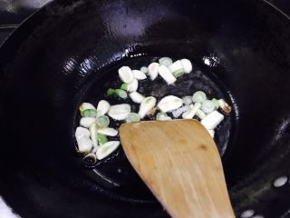 8、妈妈的味道~蚝油酸辣海带双豆,倒入葱花和大蒜片!煸炒出香味!