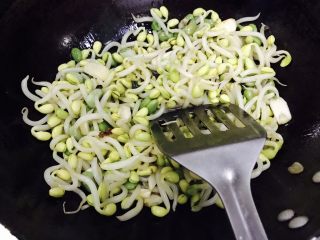 9、妈妈的味道~蚝油酸辣海带双豆,紧接着把焯好的青豆和黄豆芽一起倒素炒锅里,炒至均匀!