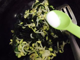 11、妈妈的味道~蚝油酸辣海带双豆,放入少量的食盐!