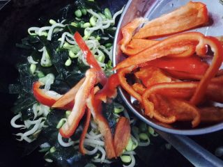 12、妈妈的味道~蚝油酸辣海带双豆,切好的红彩椒丝倒入锅里,翻炒均匀!