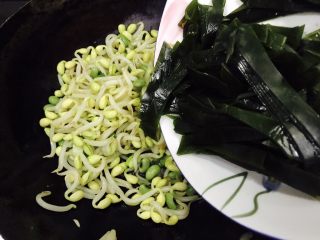 10、妈妈的味道~蚝油酸辣海带双豆,把海带丝倒到锅里,翻炒均匀!
