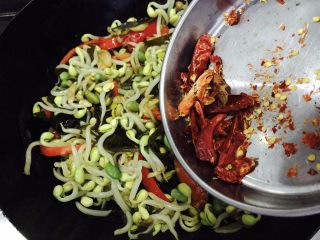 13、妈妈的味道~蚝油酸辣海带双豆,倒入辣椒碎翻炒均匀。