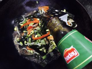 14、妈妈的味道~蚝油酸辣海带双豆,接着倒入适量的蚝油提鲜。