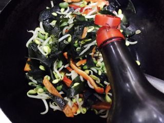 15、妈妈的味道~蚝油酸辣海带双豆,最后放入香醋提味。翻炒均匀后就可以出锅了。