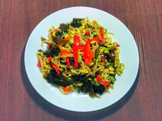 16、妈妈的味道~蚝油酸辣海带双豆,出锅了,酸辣鲜香好美味。