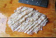 1、土豆虾饼,基围虾去头、去壳、去虾线，虾仁剁泥