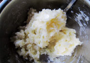 3、土豆虾饼,土豆去皮，切大块煮熟，捣成土豆泥，加入盐和淀粉，搅拌均匀备用