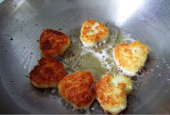 6、土豆虾饼,放入油锅，中小火煎炸两面金黄即可，装盘后挤上番茄酱食用