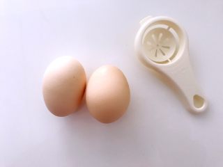 1、蛋黄饼干，宝宝零食的最佳选择,准备好两个新鲜鸡蛋，蛋清分离器。