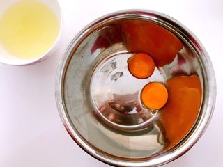 2、蛋黄饼干，宝宝零食的最佳选择,蛋清蛋黄分离。