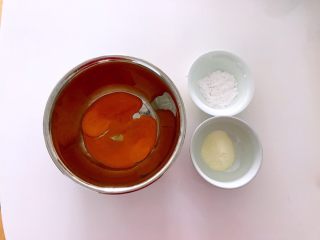 3、蛋黄饼干，宝宝零食的最佳选择,蛋黄，称好的奶粉、淀粉。