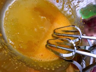 4、蛋黄饼干，宝宝零食的最佳选择,蛋黄用打蛋器打发。