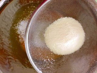 6、蛋黄饼干，宝宝零食的最佳选择,过筛奶粉。