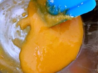 7、蛋黄饼干，宝宝零食的最佳选择,搅拌均匀。