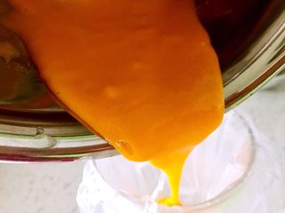 8、蛋黄饼干，宝宝零食的最佳选择,倒入裱花袋，刚好家中没有了，用的是保鲜袋。^_^