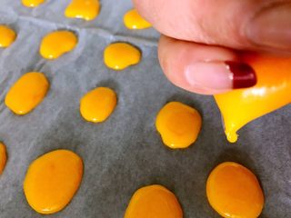 9、蛋黄饼干，宝宝零食的最佳选择,袋子三角处用牙签戳个洞。