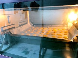 11、蛋黄饼干，宝宝零食的最佳选择,烤箱150度提前预热10分钟，放入烤盘，10分钟就好了。