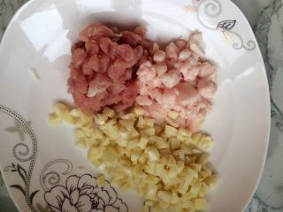 1、炸酱面,将肉切小丁，肥瘦分开切。大蒜切碎。猪肉最好是带肥的，原谅我只认识五花肉，其他根本分不清楚是哪个部位????。第一次做，所以用的肉不多。但我特别喜欢油炸出来的蒜香味。