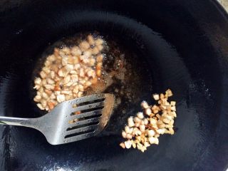 2、炸酱面,锅中倒油，先将肥肉下过炒到颜色发焦，放到一边，再放瘦肉，将瘦肉炒到表面发黄。