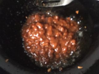 4、炸酱面,将黄豆酱倒入锅里。还是直接用之前锅里的油来炒酱。炒的时候加入一勺料酒。