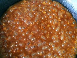 5、炸酱面,将上面炒好的肉和蒜都倒进酱里面，炒一会儿再加一碗水，大火烧开。煮到开始冒大泡关火盛出。