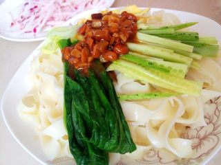 7、炸酱面,将面煮熟，加上配菜，两勺酱。第一次做还是蛮成功的。