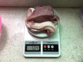 1、红萝卜玉米肉饺子,首先,花腩肉洗干净,去掉猪皮