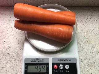 3、红萝卜玉米肉饺子,红萝卜头和尾去掉,把皮刨干净