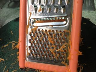 4、红萝卜玉米肉饺子,然后再刨成红萝卜丝,再拿刀剁几下,让红萝卜丝更碎一些