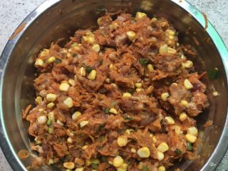 7、红萝卜玉米肉饺子,把所有配料加入后搅拌均匀(搅拌完后香到流口水????)