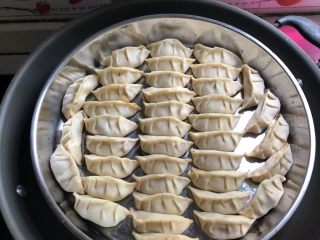 11、红萝卜玉米肉饺子,放入包好的饺子,盖上锅盖,大火蒸20分钟