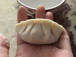 9、红萝卜玉米肉饺子,然后把饺子皮对折,左右两边折两个花边,如图????????