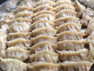 12、红萝卜玉米肉饺子,一盘香喷喷的饺子出锅咯