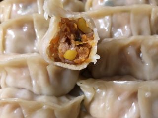 13、红萝卜玉米肉饺子,好吃到忍不住再上一张肉馅图????