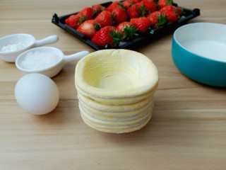 1、草莓蛋挞,蛋挞皮提前从冷冻室拿出来回温一下。