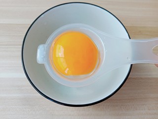 2、草莓蛋挞,鸡蛋嗑入漏网【只要蛋黄就可以】