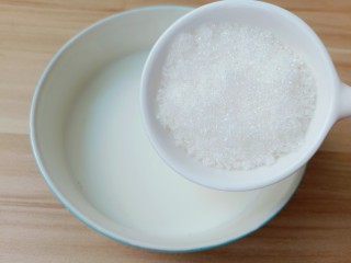5、草莓蛋挞,牛奶加入白砂糖。