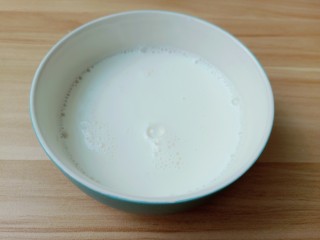 6、草莓蛋挞,用打蛋器把白砂糖搅拌均匀。