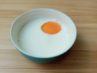 7、草莓蛋挞,加入一个蛋黄。