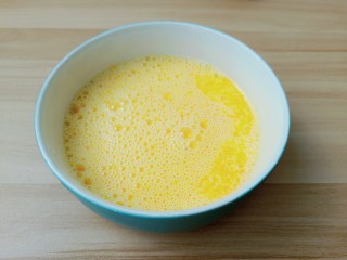 8、草莓蛋挞,用打蛋器搅拌均匀。