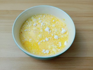 9、草莓蛋挞,加入低筋面粉。