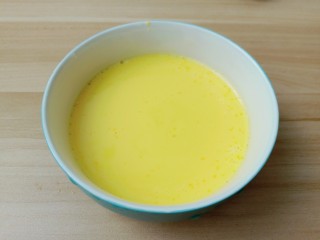 11、草莓蛋挞,用过滤网过筛一遍。