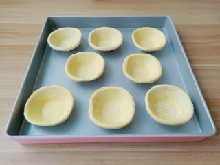 12、草莓蛋挞,蛋挞皮依次码到烤盘上。