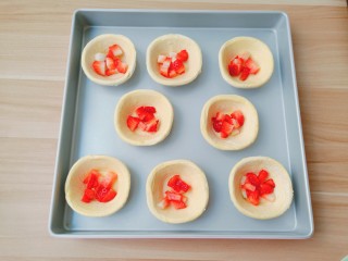 13、草莓蛋挞,放上草莓丁。